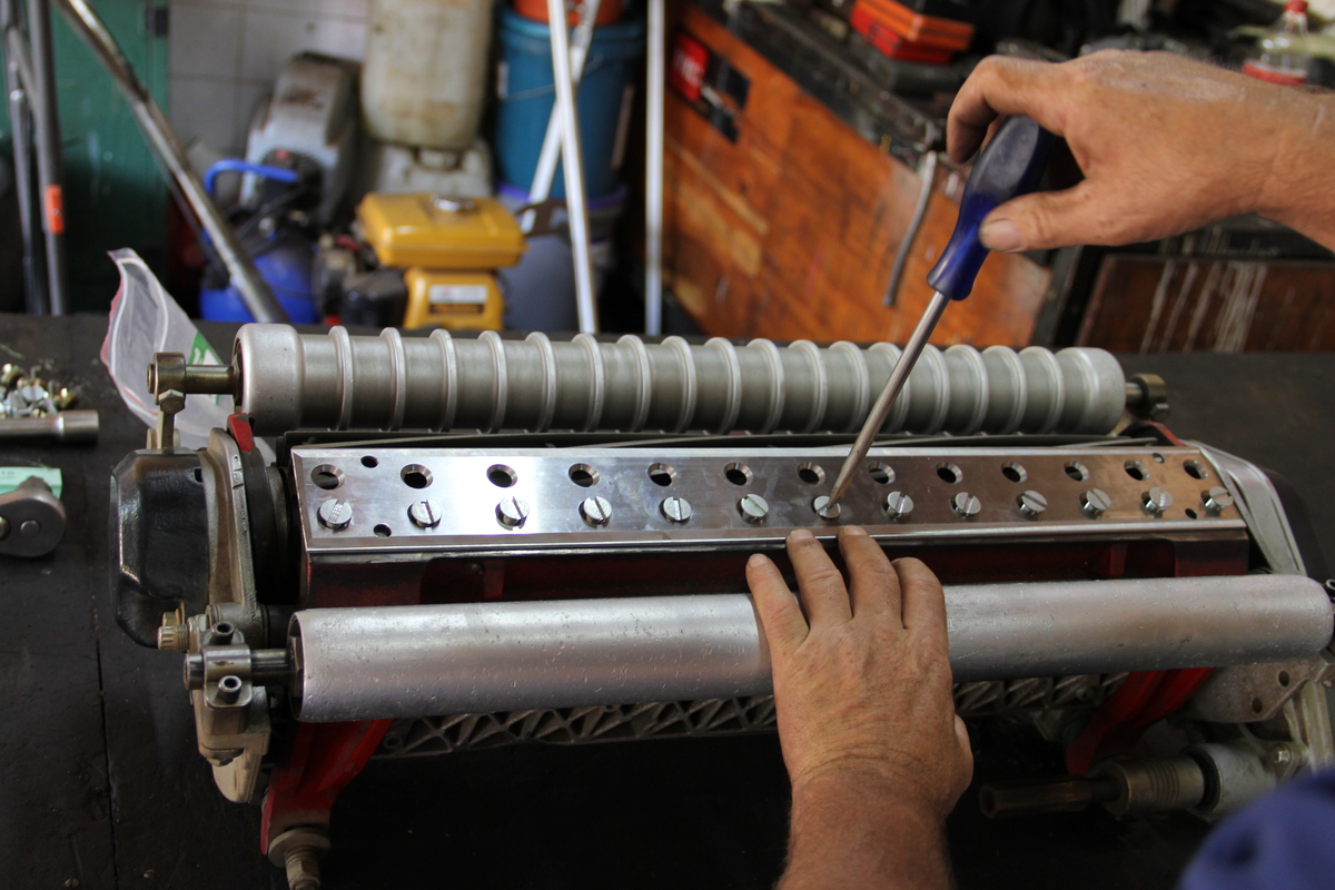 How easily the Reversible Bottom Blade is fitted